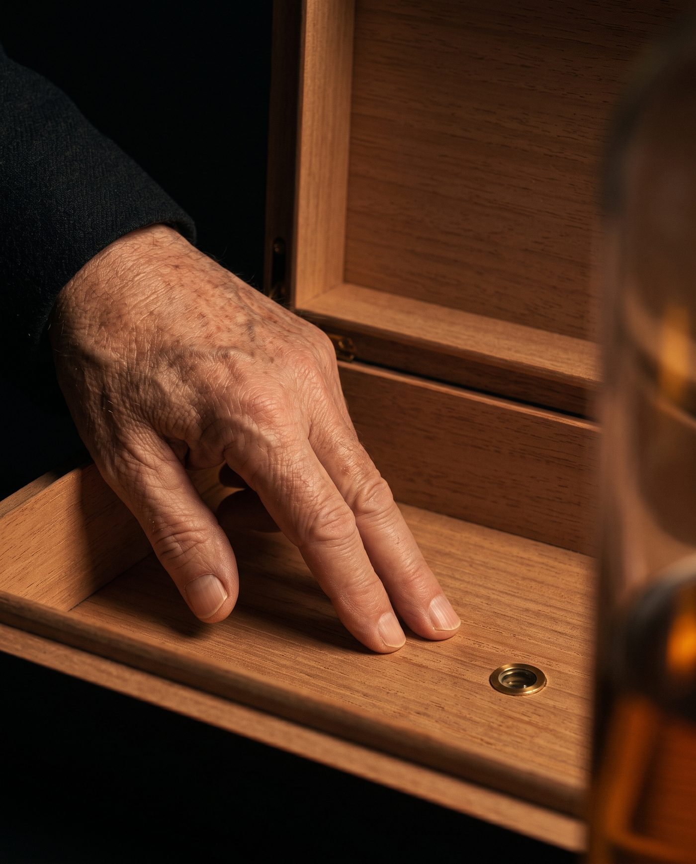 La mano del mastro sul cedro spagnolo; il sensore d'ottone a filo del legno